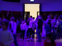 Dzieci wróżące sobie na stanowiskach z wróżbami