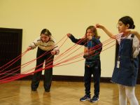 Dzieci wykonujące zadanie  podczas gry terenowej