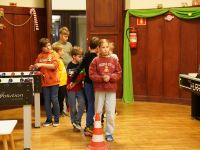 Dzieci wykonujące zadanie  podczas gry terenowej