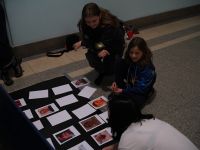 Dzieci wykonujące zadanie  podczas gry terenowej