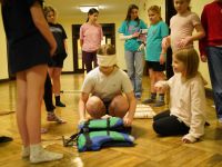 Dzieci wykonujące zadanie  podczas gry terenowej