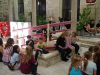 Dzieci na starcie gry terenowej