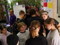 Dzieci wykonujące zadanie  podczas gry terenowej