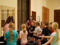 Dzieci wykonujące zadanie  podczas gry terenowej