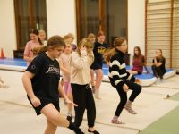 Dzieci wykonujące zadanie  podczas gry terenowej