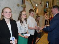 Dyrektor Pałacu Młodzieży w Warszawie wręcza uczestnikom Odznaki PM.