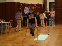 Dzieci wykonujące zadanie  podczas gry terenowej