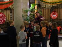 Dzieci wykonujące zadanie  podczas gry terenowej