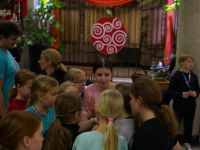 Dzieci wykonujące zadanie  podczas gry terenowej