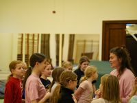 Dzieci wykonujące zadanie  podczas gry terenowej