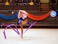 gimnasyczka z szarfą