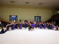 zespół taneczny na scenie