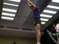 chłopiec skaczący na batucie