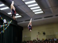 dziewczyny skaczące na batucie