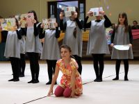 zespół teatralny na scenie