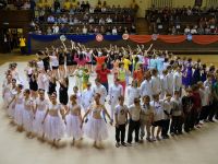 scena końcowa wszystkie dzieci na scenie