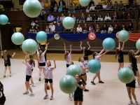 zespół taneczny na scenie