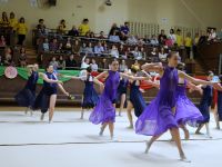 zespół taneczny na scenie