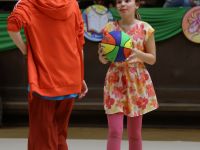 zespół aktorski na scenie