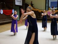 zespół taneczny na scenie