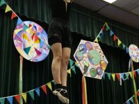 dziewczynka skaczące na batucie