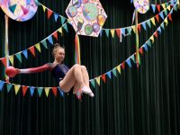 dziewczynka skacząca na batucie