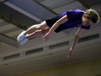 chłopiec skaczący na batucie