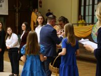 wręczanie odznak laureatom