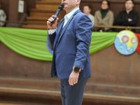 przemawiający dyrektor PM