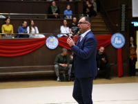 przemawiający dyrektor PM