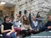 grupa młodzieży podczas i spotkania o demokracji - zdjęcie grupowe