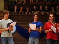 prowadzący młodzi aktorzy