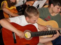 Zajęcia muzyczne - 2 chłopców grających na gitarach