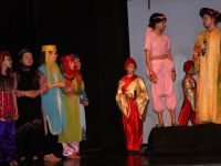 dzieci w arabskich strojach na scenie