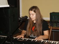 dziewczyna grjąca na keyboardzie patryjotyczną piosenke