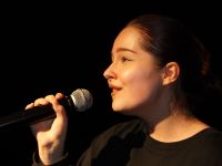 dziewczyna śpiewająca do mikrofonu - Anna Draczka