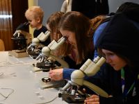 dzieci przy mikroskopach