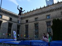 dziewczyna skacząca na trampolinie na tle PM