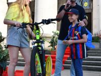 dyrektor pm, dziewczyna i chłopiec, który wygrał rower