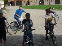 dzieci na dziedzińcu na rowerach