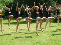 dziewczynki z zespołu tanecznego ćwiczące na trawie