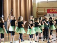 Zajęcia wokalne - dzieci śpiewające na przegladzie