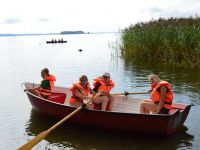 5 obozowiczów w łódce na jeziorze