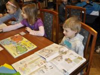 Dzieci czytające książki w Czytelni