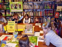 Dzieci czytające książki w Czytelni