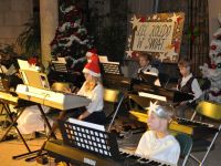 dzieci grające na keyboardach w Ogrodzie Zimowym