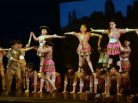 Taniec Nowoczesny I Zabawy - grupa tańcząca na występie