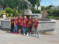 grupa dziewczat zdjęcie pprzy fontannie